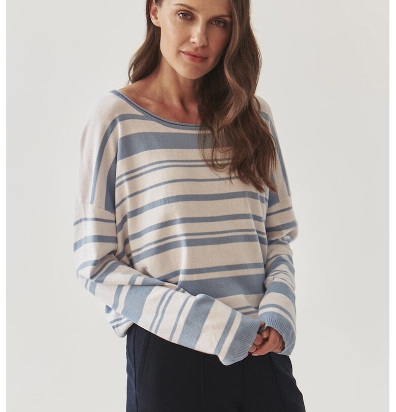 Свободен пуловер Strippi с лиосел - Бял/Лавандула Tatuum