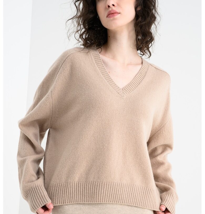 Свободен шпиц пуловер от вълна - Бежов Stefanel