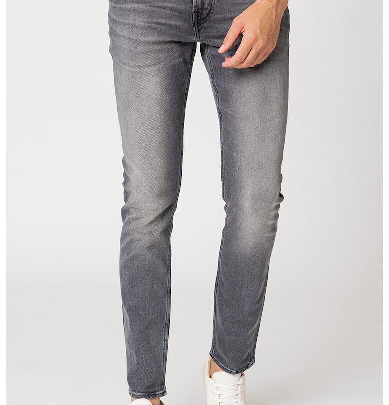 Силно прилепнали дънки Chris със захабен ефект - Tъмносив GUESS