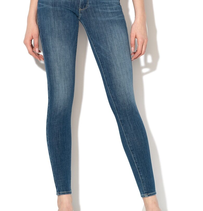 Силно прилепнали дънки Wrangler