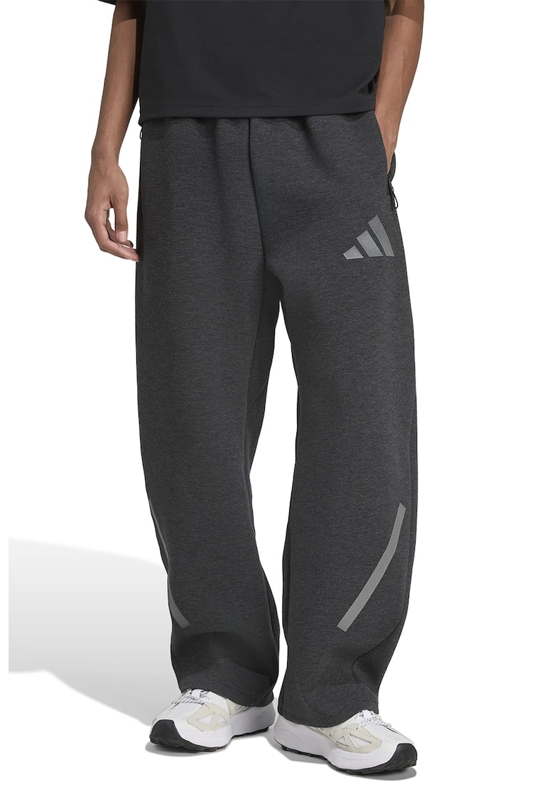Спортен панталон Z.N.E. с джобове с цип - Tъмносив adidas Sportswear