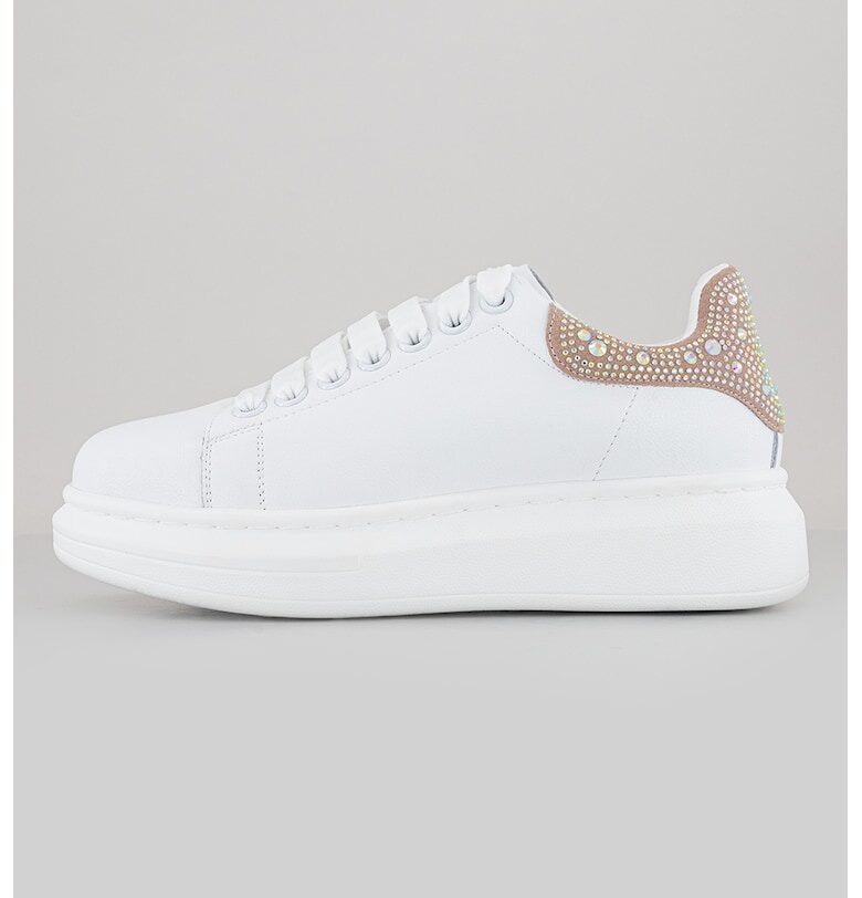 Спортни обувки от еко кожа с декоративни камъни на петата GOE