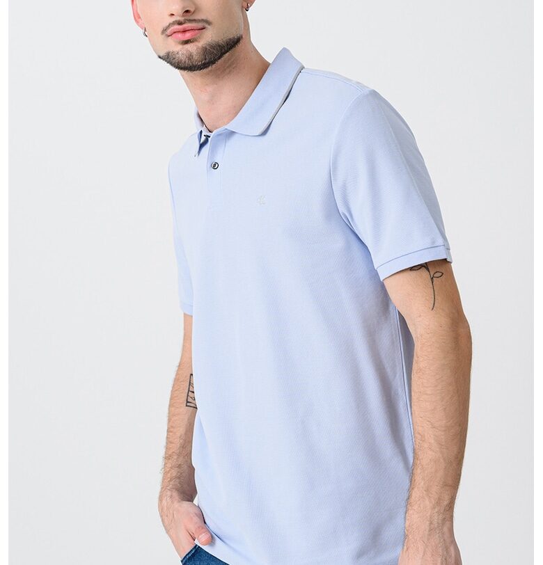 Тениска от памучно пике с яка - Пастелносин CALVIN KLEIN