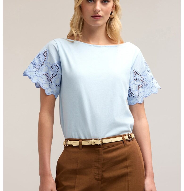 Тениска с деколте-лодка и перфорирани ръкави - Ледено синьо Motivi