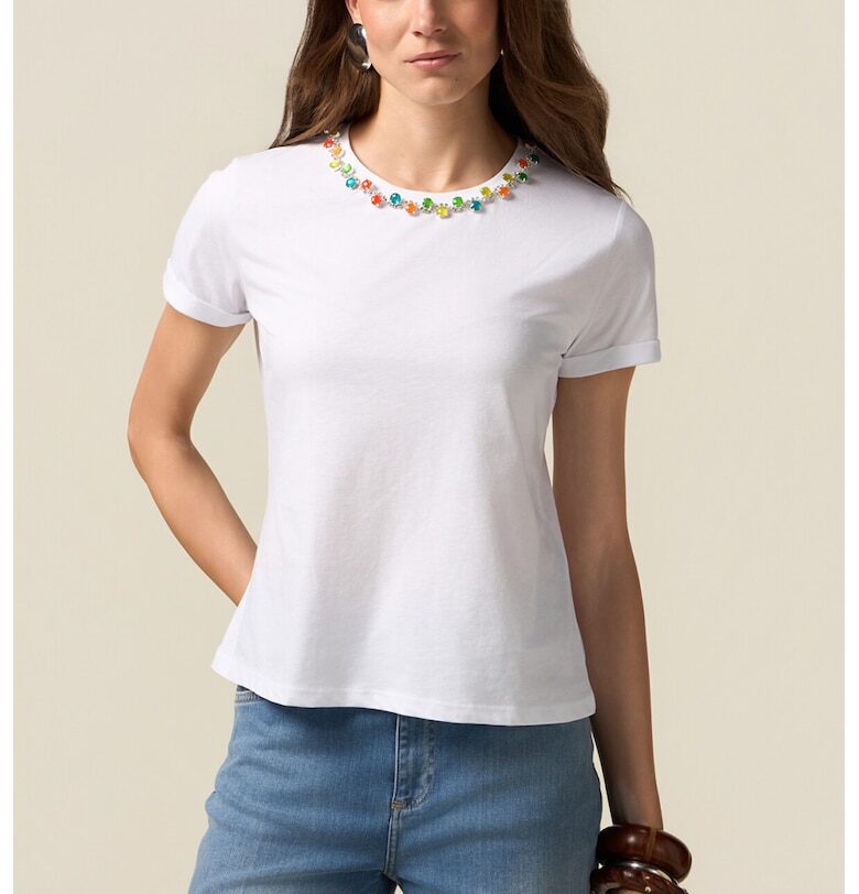 Тениска с декоративни камъни на деколтето - Бял Oltre
