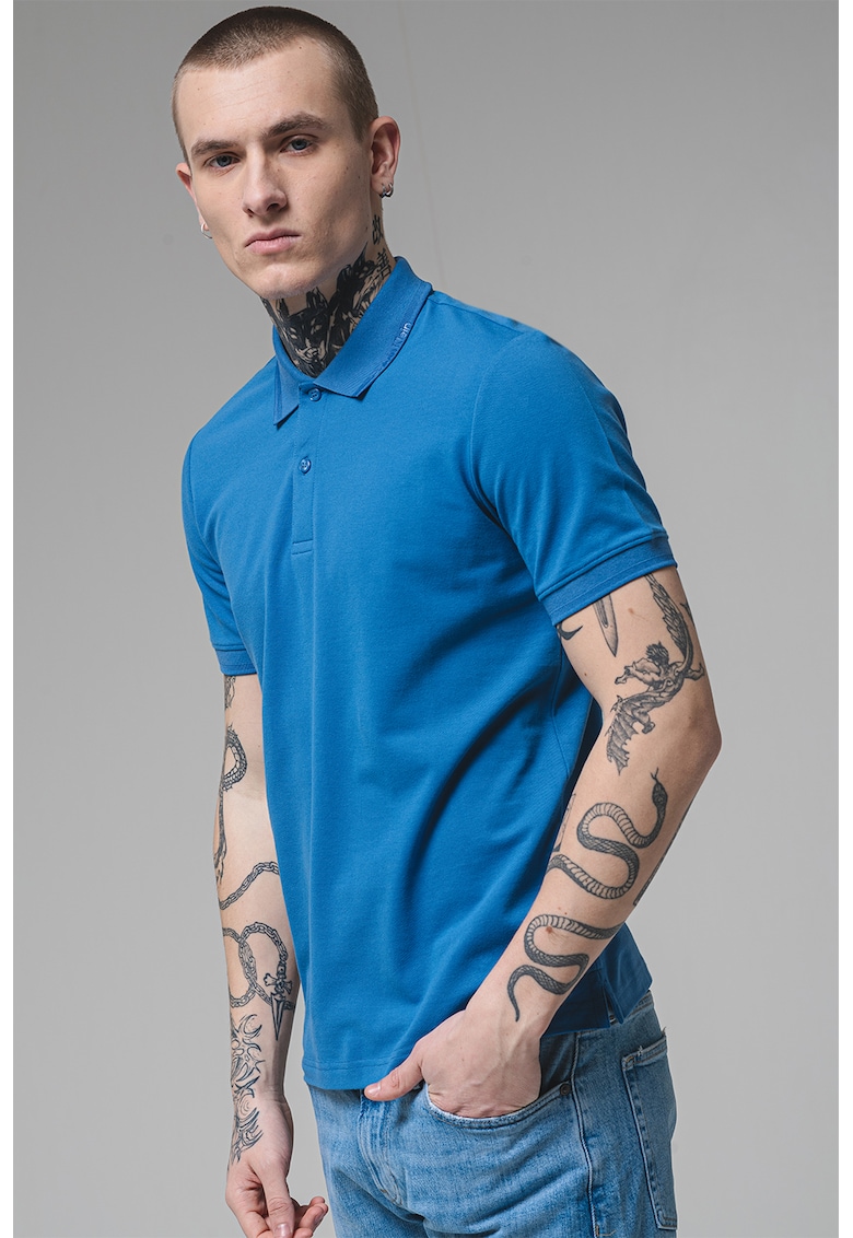 Тениска с органичен памук с яка - Пастелносин CALVIN KLEIN