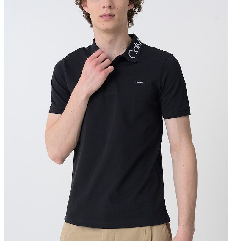 Тениска с органичен памук с яка и лого - Черен CALVIN KLEIN