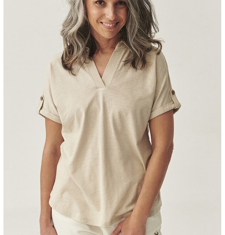 Тениска с шпиц и яка - Бежов Tatuum