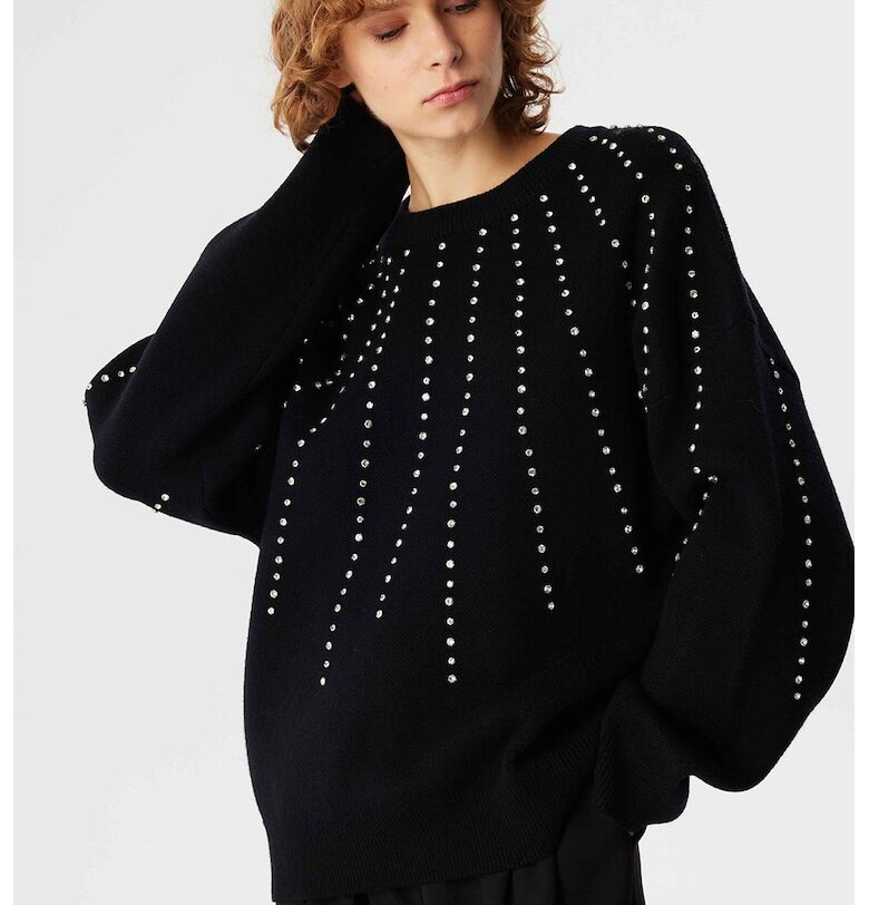 Уголемен пуловер с декоративни камъни - Черен TWIST