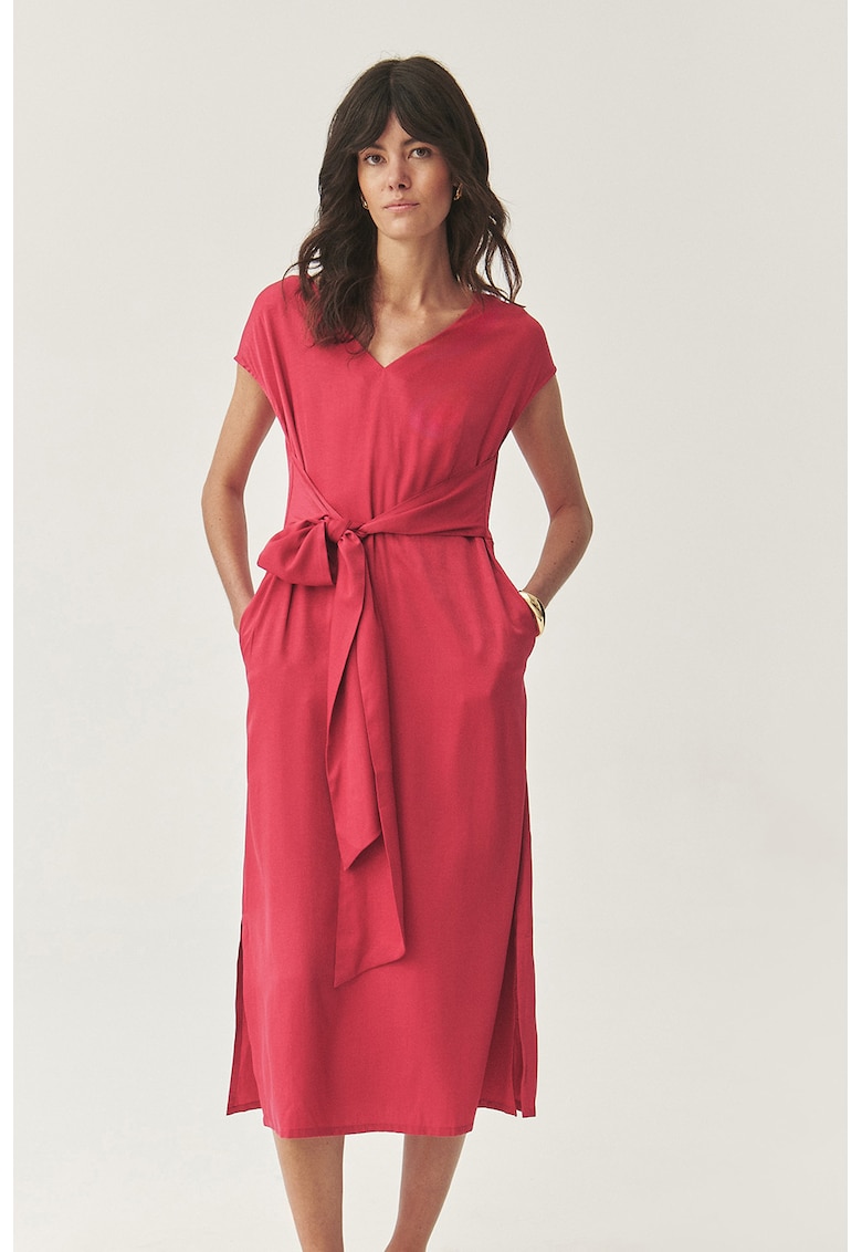 Шпиц рокля с връзка и джобове встрани - Червен Tatuum