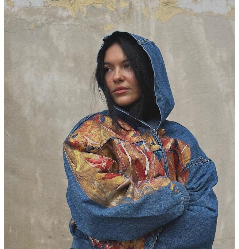 Яке от деним с ръчна рисунка и качулка - Червен/Златист/Син Tessuto