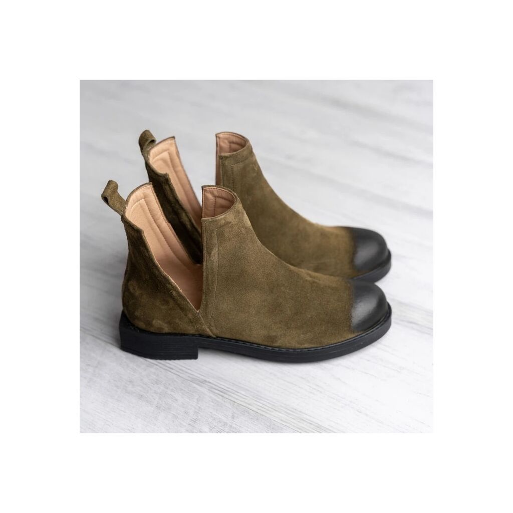 V-Shape 2.0 Suede Boots With Side Cut-outs - Каки