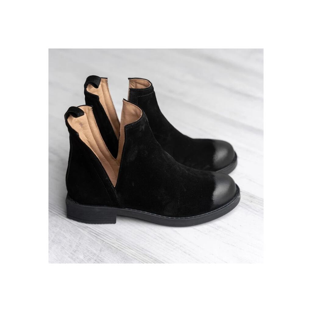 V-Shape 2.0 Suede Boots With Side Cut-outs - Черен